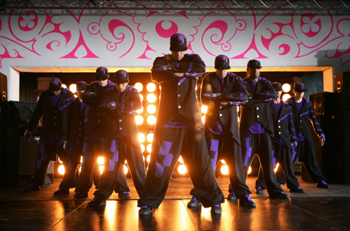 Die Street Dance Crew Diversity zeigt außergewöhnliche Tanzeinlagen.