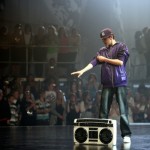 Eddie (GEORGE SAMPSON) zeigt seinen persönliche Hip-Hop-Groove.