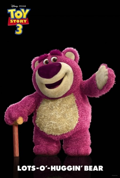 LOTSO ist ein großer, rosa-weißer Teddybär mit einer violetten Samtnase. Der liebenswerte, extra-weiche Flauschbär hat den anderen Teddys eines voraus: Er duftet nach Erdbeeren! Mit seinem Lächeln, das Kinder zum Strahlen bringt, und einem Bauch, der zum Ankuscheln einlädt, darf LOTSO beim Zubettgehen bald nicht mehr fehlen. Schmutzabweisend. Fleckentfernung mit feuchtem Lappen.